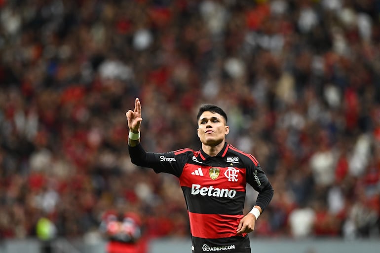 Luiz Araújo de Flamengo celebra un gol este viernes, en un partido amistoso entre Flamengo y Olimpia el estadio Mané Garrincha en Brasilia (Brasil).