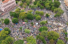 Abc Tv Drone Enrique Manuel Montti Mendez. Locales 10-02-2026. Los docentes llegaron al centro de Asuncion, tras una multitudinaria marcha de los gremios que protestan contra la reforma de la Caja Fiscal.