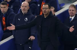 El entrenador Liam Rosenior fue destituido este miércoles por el Chelsea, luego de sufrir cinco derrotas consecutivas.