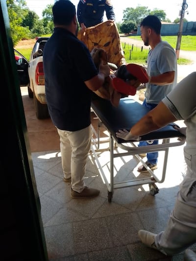 Policías auxiliaron a la joven herida con arma blanca hasta un centro asistencial, en patrullera.