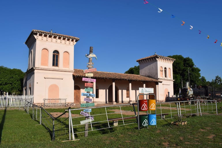 En la exestación de tren, los visitantes pueden apreciar en el museo muebles y herramientas utilizados durante la época de funcionamiento del ferrocarril en Pirayú.