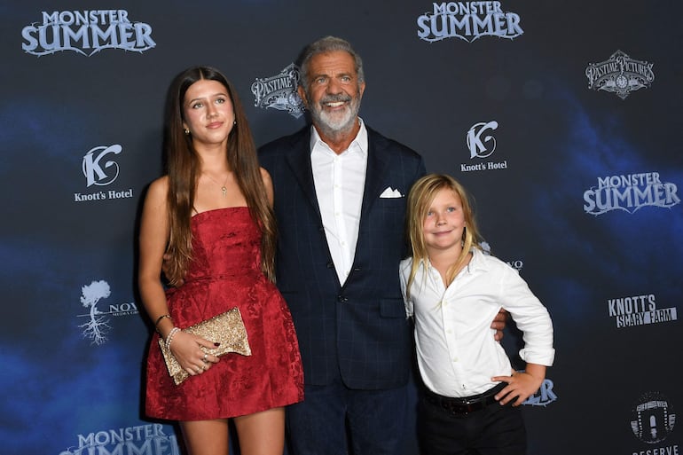 Mel Gibson con sus hijos menores Lucía y Lars. (VALERIE MACON / AFP)