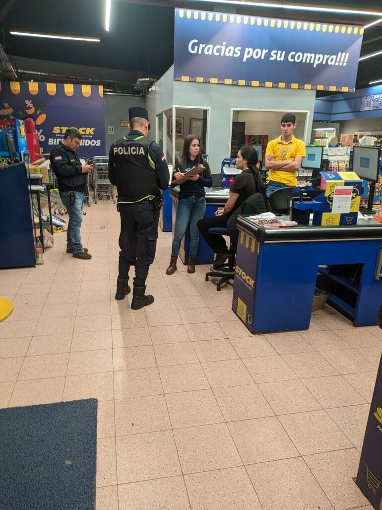 Personal policial de la Comisaría local y del Departamento de Investigaciones indagando a los funcionarios.