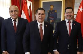 El presidente del Congreso, Basilio "Bachi" Núñez, el presidente de la ANR, Horacio Cartes, el titular de la Cámara Baja, Raúl Latorre. Los propios cartista podrían aniquilar las leyes de transparencia de las que tanto se jacta HC: