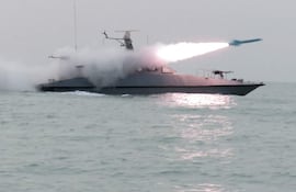 El cuerpo de la Guardia Revolucionaria de Irán realiza ejercicios militares en el estrecho de Ormuz. Este paso fue cerrado parcialmente, en un contexto de seguridad y en coincidencia con las negociaciones entre el régimen teocrático y Estados Unidos.