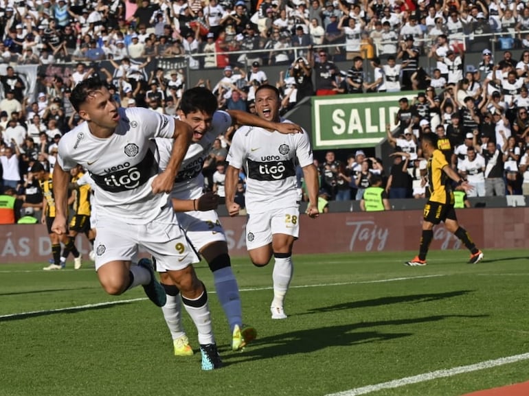 Carlos Sebastián Ferreira, futbolista de Olimpia, celebra un gol en el partido frente a Guaraní por la primera fecha del torneo Apertura 2026 del fútbol paraguayo en el estadio Defensores del Chaco, en Asunción, Paraguay.