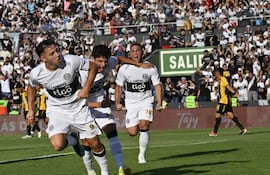 Carlos Sebastián Ferreira, futbolista de Olimpia, celebra un gol en el partido frente a Guaraní por la primera fecha del torneo Apertura 2026 del fútbol paraguayo en el estadio Defensores del Chaco, en Asunción, Paraguay.