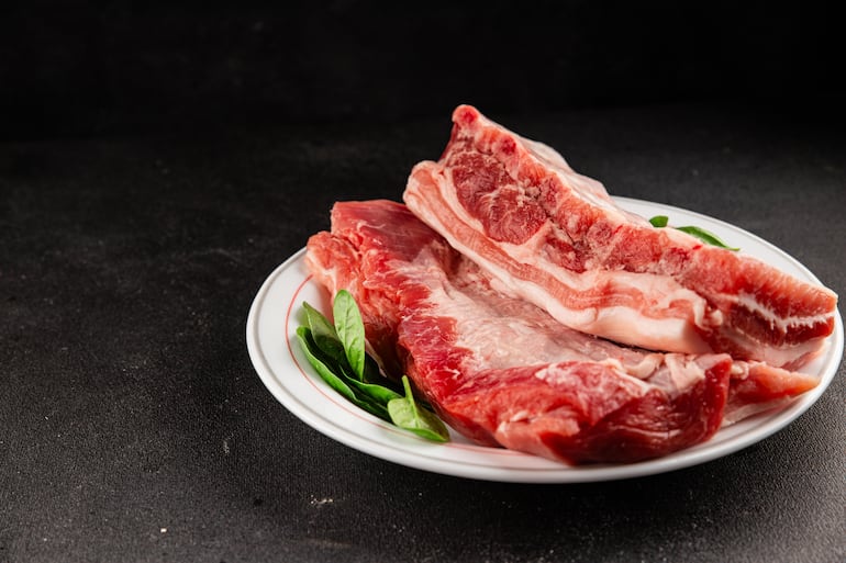 Concepto de carne cruda reposando.