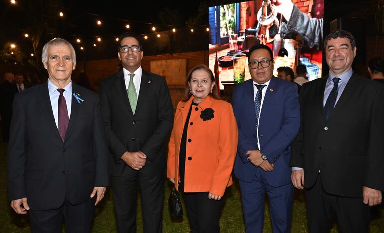 Juan Manuel Nungaray, embajador de México, Julio Castaños, embajador de República Dominicana, María Antonia Masana, embajadora de Perú, Rufino Pasquito Tarumbara, embajador de Bolivia y Pablo Santino Martínez, representante de la OEA.