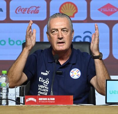 Esta es la ruta parecen decir las gesticulaciones del argentino Gustavo Alfaro, en el acto de presentación como nuevo técnico de la selección mayor.