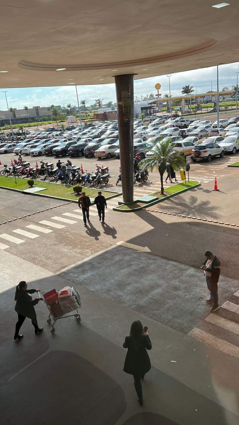 Estacionamiento lleno, en un centro comercial de Pedro Juan Caballero.