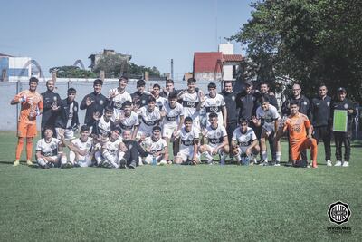 Jugadores festejando luego de su goleada ante Libertad