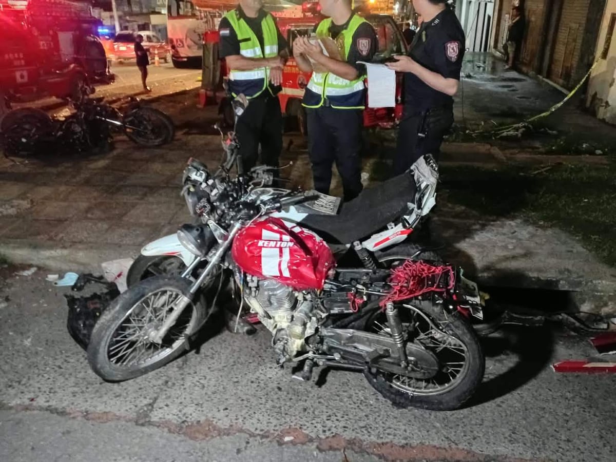 Choque múltiple en Ruta PY01: camión arrastró a motociclistas y embistió a un bus Choque múltiple en Ruta PY01: camión arrastró a motociclistas y embistió a un bus