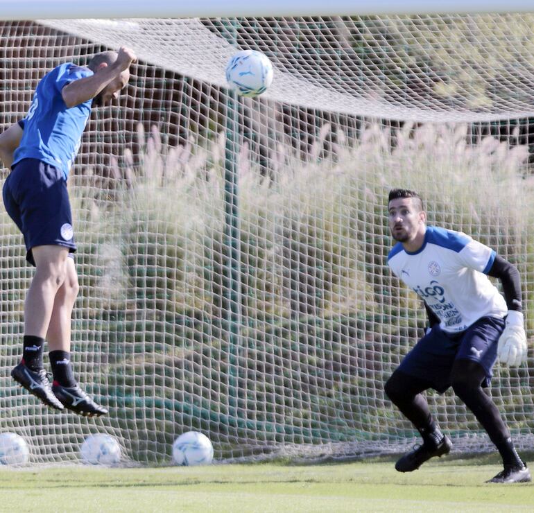 El delantero Carlos González Espínola pone a prueba al arquero Antony Silva, son rivales en el fútbol mexicano.