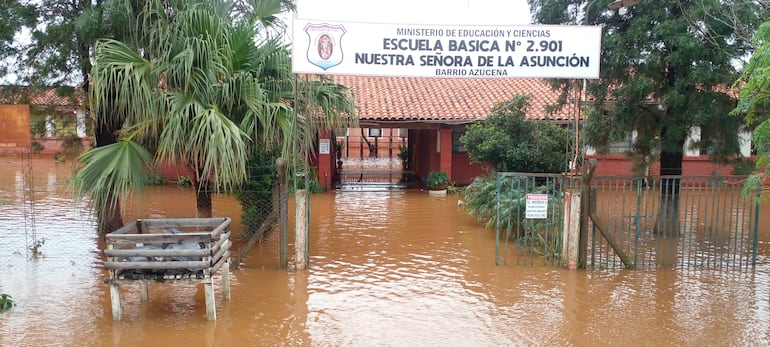 La escuela Básica Nº 2901 Nuestra Señora de la Asunción inundada tras fuertes lluvias.