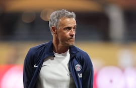 Luis Enrique, entrenador del Paris Saint-Germain, inspecciona el campo de juego antes del partido de octavos de final de la Copa Mundial de Clubes de la FIFA 2025 entre Paris Saint-Germain e Inter Miami CF, en el Mercedes-Benz Stadium, en Atlanta, Georgia.
