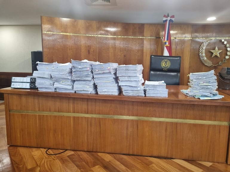 El voluminoso expediente del supuesto caso de lesión de confianza en la Essap que, según la imputación que dio origen al proceso, habría causado un perjuicio de G. 17 mil millones al ente. Ahora, la Fiscalía dice que no hay daño.