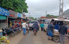 Gran movimiento de personas en el Mercado Municipal de Coronel Oviedo.