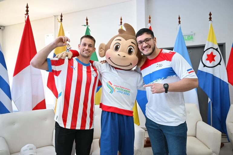 Lars Flaming, Kai y Angel Gini en la presentación del Team Paraguay