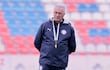 El argentino Gustavo Alfaro, seleccionador de Paraguay, durante un entrenamiento de la Albirroja en el estadio de Panionos FC, en Atenas, Grecia.