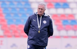 El argentino Gustavo Alfaro, seleccionador de Paraguay, durante un entrenamiento de la Albirroja en el estadio de Panionos FC, en Atenas, Grecia.