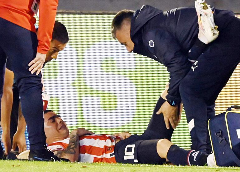  Intensos dolores evidencia Miguel Almirón en el muslo izquierdo, asistido por el cuerpo médico de la selección. No es de gravedad.