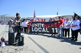 Yolanda Fierro, representante del sindicato Unite Here Local 11, comunicando la desactivación de la huelga tras un acuerdo contractual provisional.