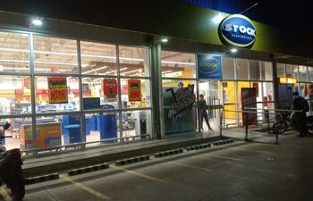 Local comercial atacado por un grupo de criminales en Luque.