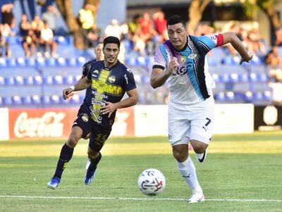Óscar Cardozo (d), futbolista de Libertad, pelea por el balón en un partido frente a Sportivo Trinidense por la tercera jornada del torneo Apertura 2024 del fútbol paraguayo en el estadio Luis Alfonso Giagni, en Villa Elisa.
