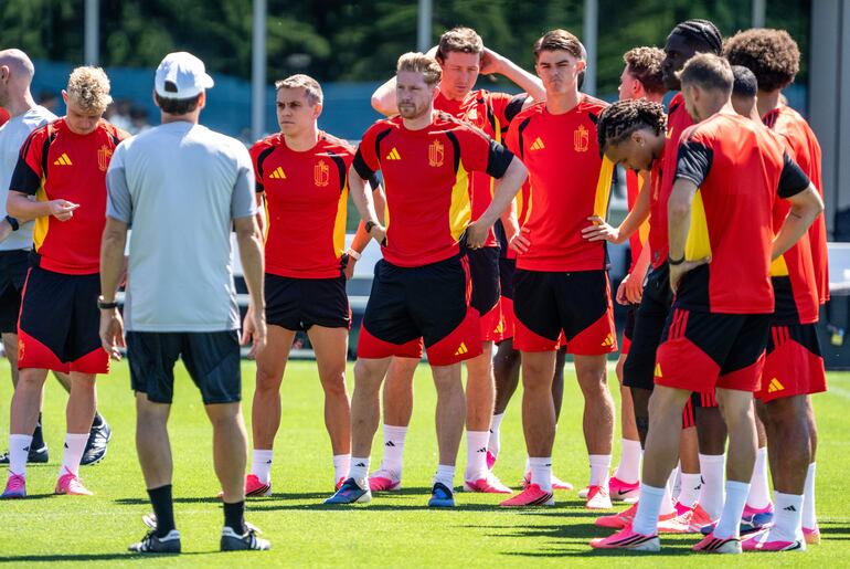 Miembros de la selección nacional de Bélgica escuchan al director técnico Rudi García durante una sesión de entrenamiento de la selección belga de fútbol en Renton, Washington.