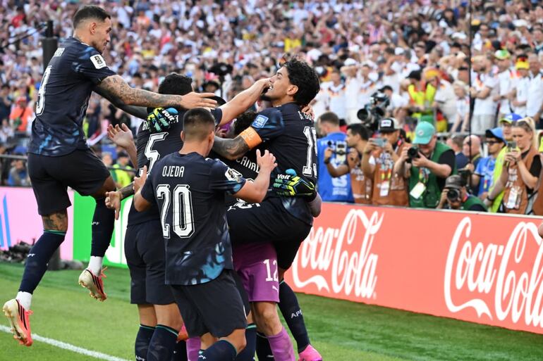 Festejo a lo grande de la Albirroja en Bostón, a octavos de final.