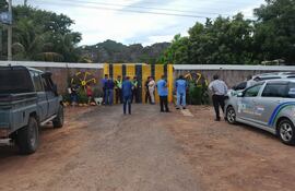 Portón prinipal al predio donde se ejecutó a 6 trabajadores en Amambay.