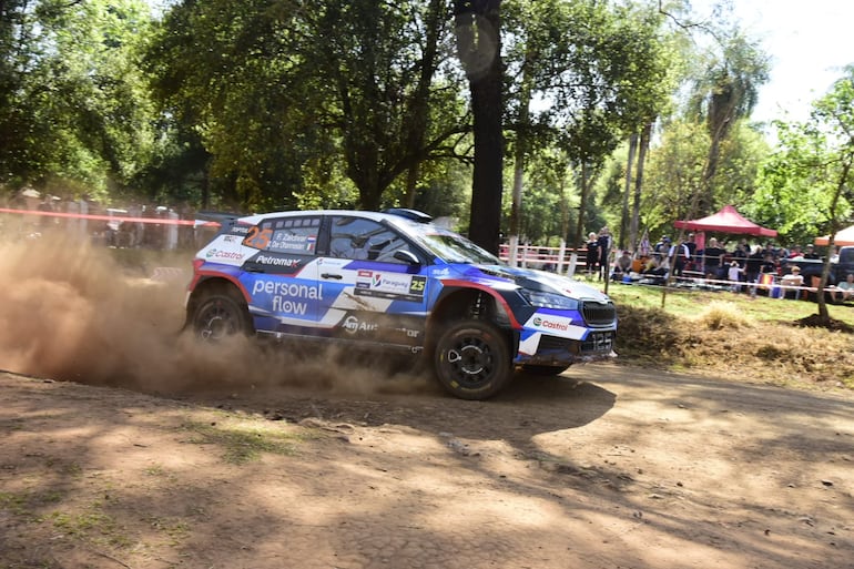 Los pilotos y equipos del Rally del Paraguay 2026 en las pruebas libes oficiales en un tramo de 5,6 kilómetros en la ciudad de Carmen del Paraná, Departamento de Itapúa, Paraguay.