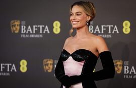 La actriz australiana Margot Robbie posa divina en la red carpet de BAFTA British Academy Film Awards en el Royal Festival Hall.