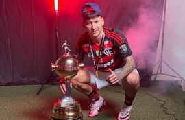 Jorge Mora, 18 años, posa con el trofeo de la Copa Libertadores Sub 20.