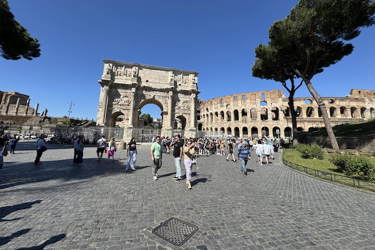 Varios turistas durante su visita a Roma. Acceder al Coliseo de Roma se ha convertido desde principios de año en una misión de máxima exigencia que roza lo imposible para el turista de a pie.