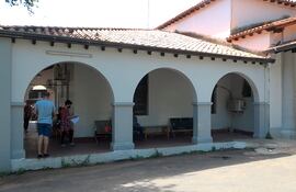 En el Instituto Nacional de Enfermedades Respiratorias y del Ambiente INERAM Juan Max Boettner, los pacientes padecen calor debido a la avería de un acondicionador de aire.