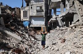 En Gaza, un desplazado palestino con una caja de ayuda humanitaria.