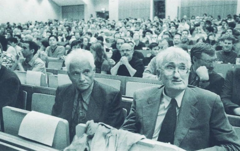 Jacques Derrida y Jürgen Habermas en junio de 2000, en la Universidad Goethe, en Fráncfort. Fotografía de Ralf Oeser