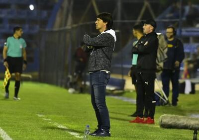 Daniel Garnero observa atentamente el funcionamiento de su equipo frente a Ameliano