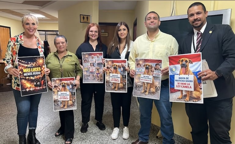 Activistas durante la presentación del proyecto "Ley Canela"