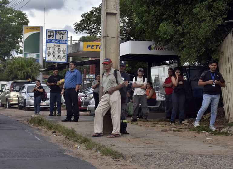 Gente esperando colectivo.