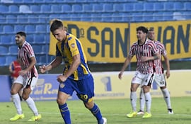 El argentino Iván Maggi, futbolista de Sportivo Luqueño, celebra un gol en el partido frente a Sportivo San Lorenzo por la fecha 10 del torneo Apertura 2026 de la Primera División de Paraguay en el estadio Erico Galeano, en Capiatá, Paraguay.
