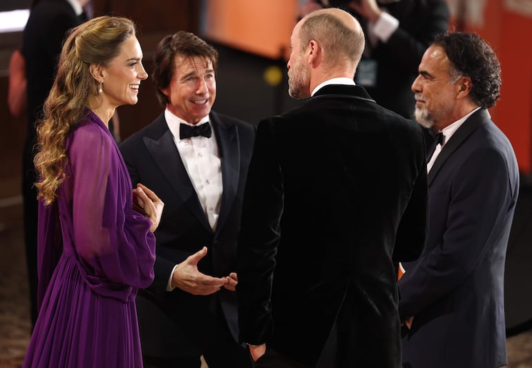 Los príncipes de Gales, William y Kate, conversando animadamente con Tom Cruise y Alejandro González Iñárritu. (EFE/EPA/NEIL HALL)