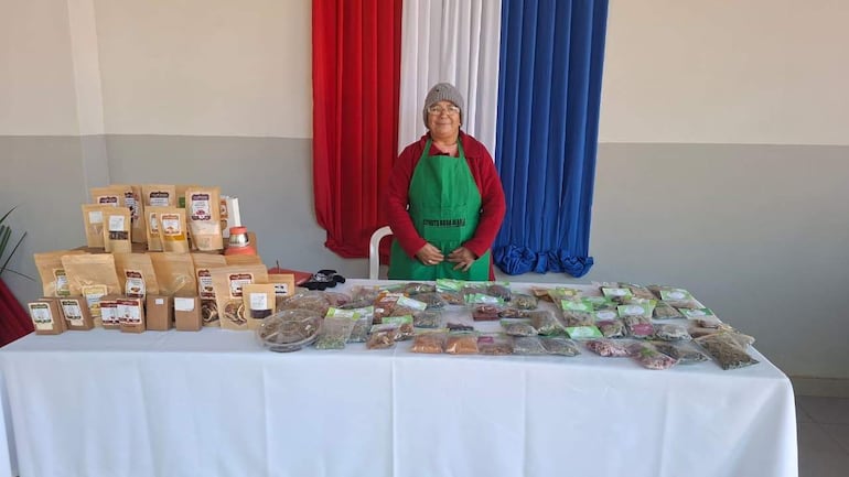 La gestora cultural de Pirayú, Mercedes Alcaraz, participó del evento con la exposición de hierbas medicinales y productos deshidratados.