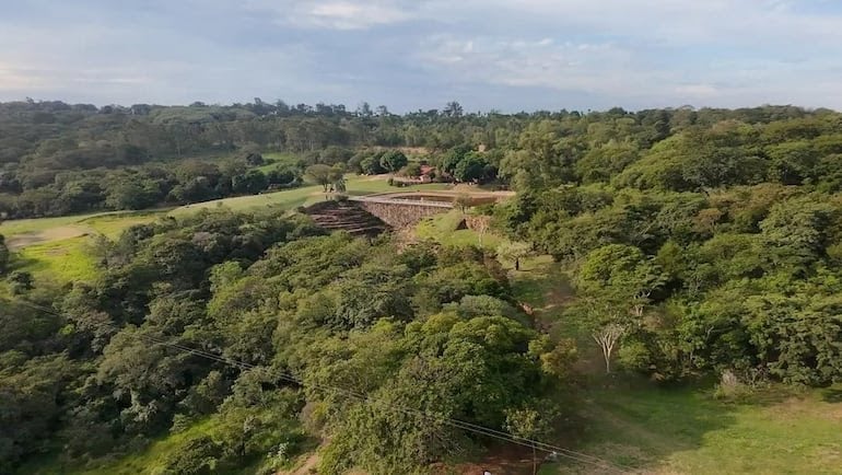 El espacio verde de El Escondido invita a conectarse con la naturaleza y disfrutar de un entorno tranquilo y acogedor.