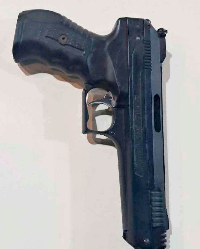 Pistola montada en una pared blanca,