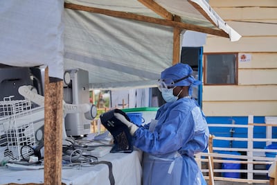 Una trabajadora de la salud en un centro de tratamiento del ébola en la localidad Rwampara, en la provincia de Ituri, República Democrática del Congo.