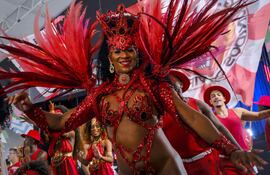 Integrantes de la escuela de samba Unidos do Viradouro bailan durante un ensayo en la Cidade do Samba este jueves, en Río de Janeiro (Brasil).