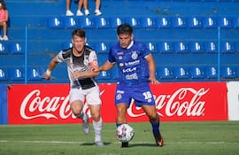 El delantero de Sol de América Fernando Leguizamón avanza con el esférico en su poder ante la marca del lateral de Tacuary Rodney Pedrozo. (Foto: @IntermediaAPF)